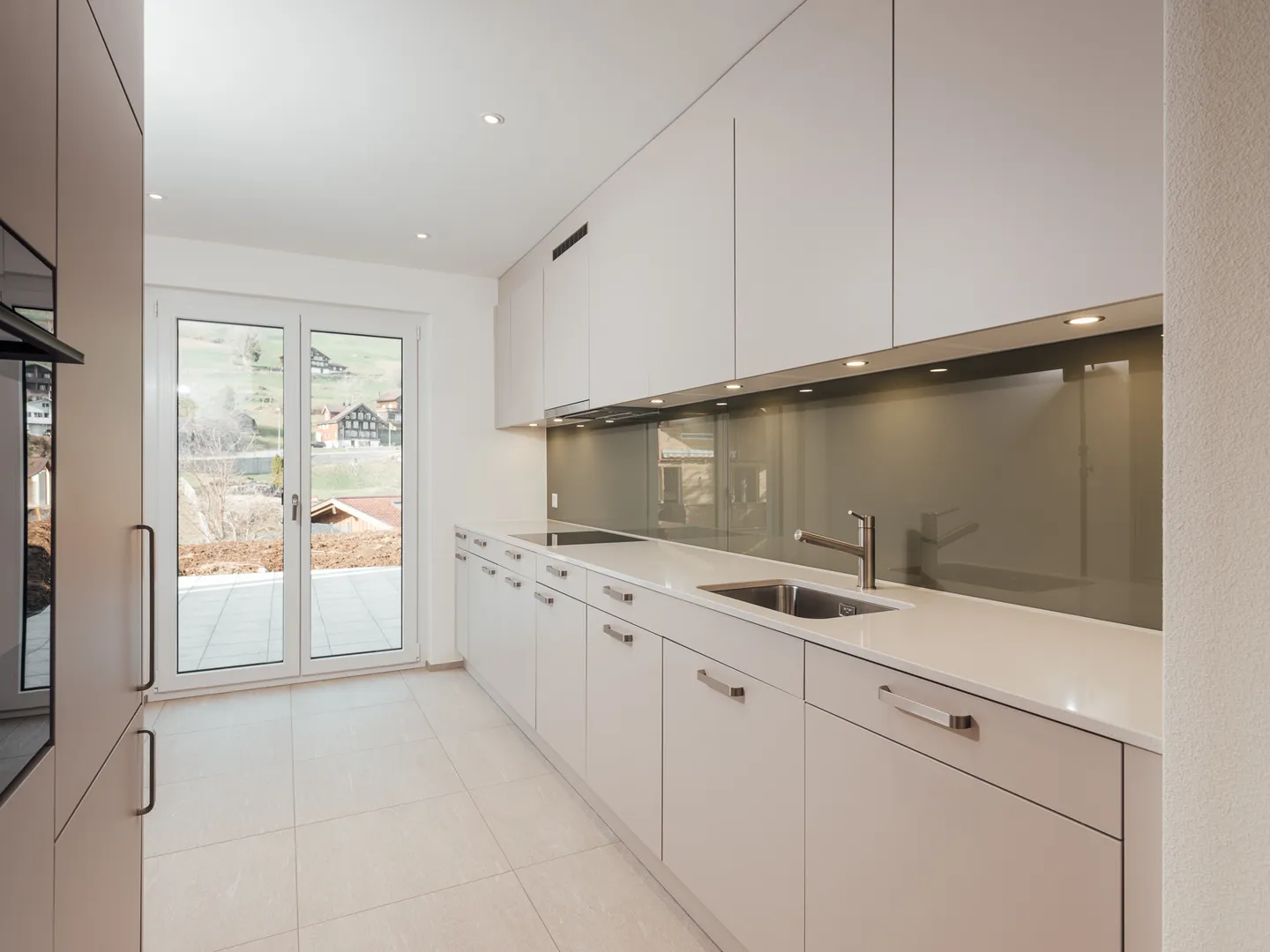 Moderno appartamento di 3,5 stanze con area giardino e panorama montano - Foto 2 di 11