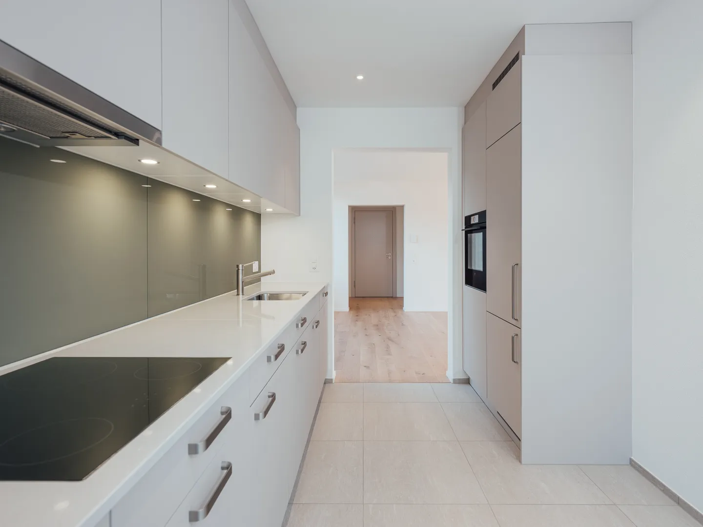 Moderno appartamento di 3,5 stanze con area giardino e panorama montano - Foto 3 di 11
