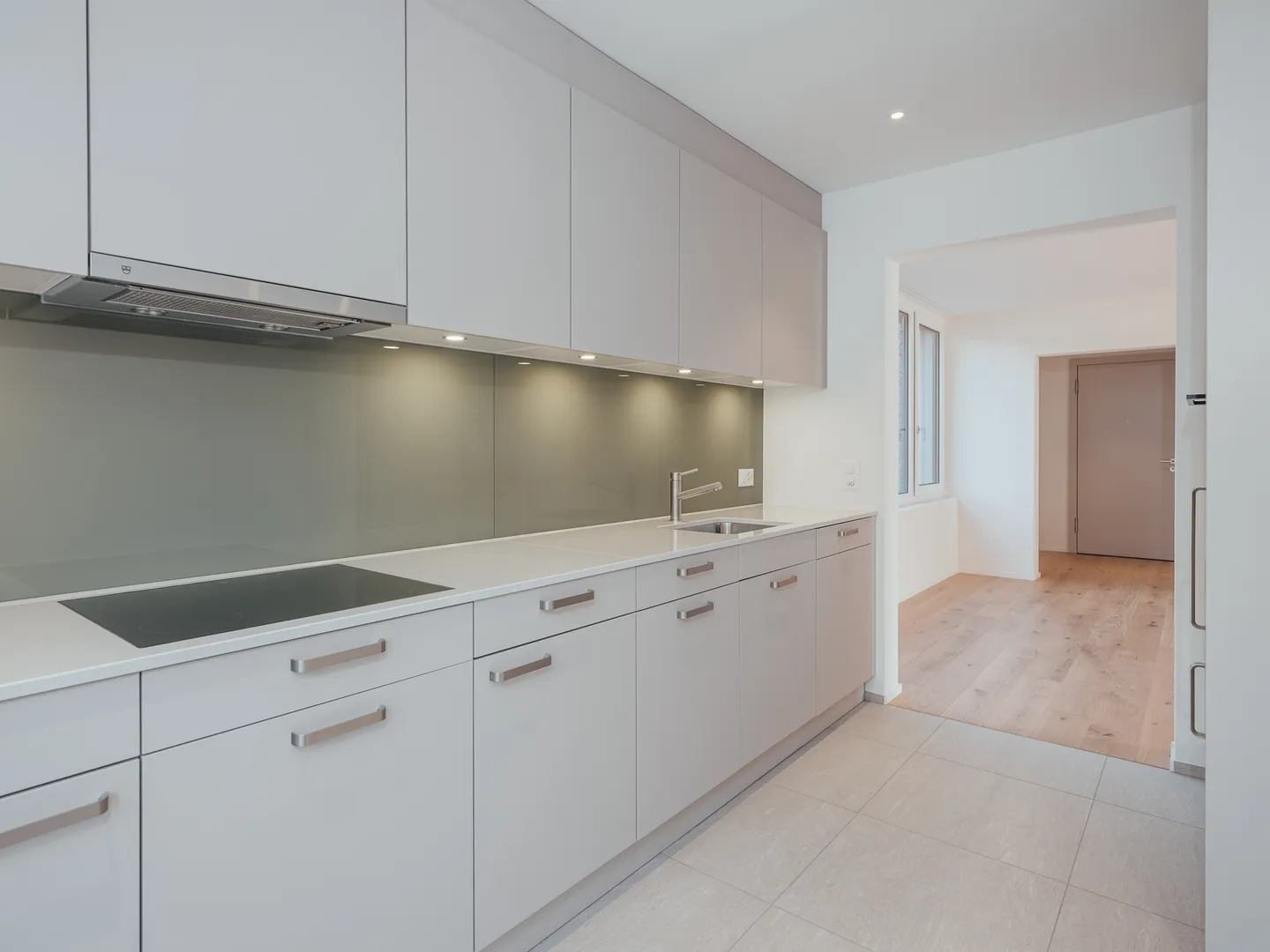 Moderno appartamento di 3,5 stanze con area giardino e panorama montano - Foto 4 di 11