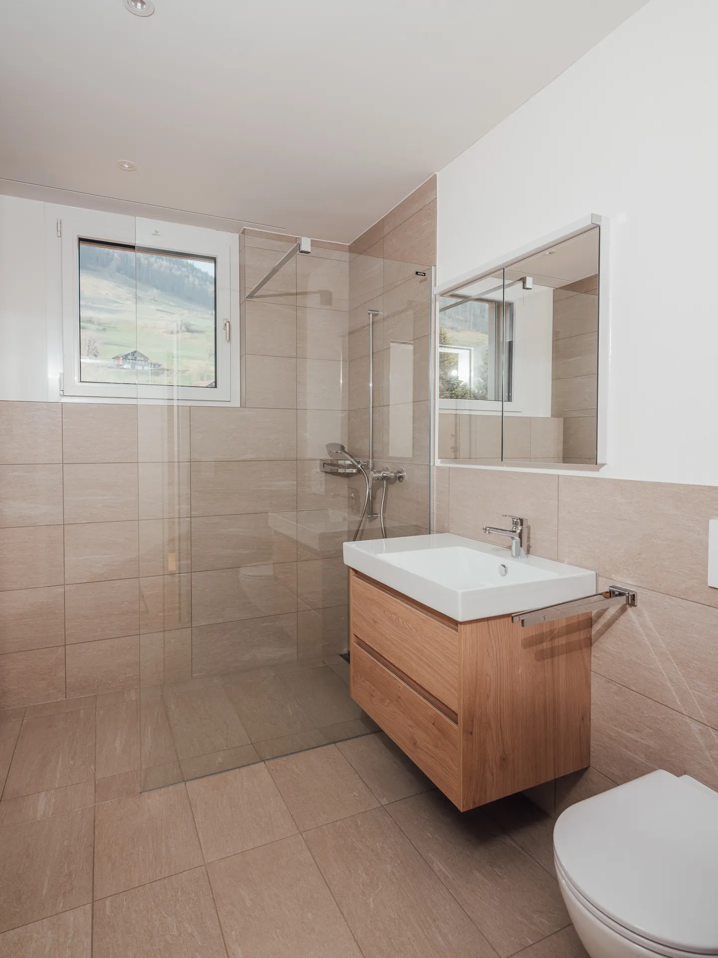 Moderno appartamento di 3,5 stanze con area giardino e panorama montano - Foto 7 di 11