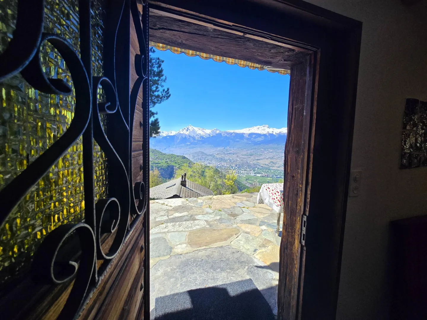 Chalet authentique avec 5,5 chambres, abri en bois, grange et cave à vin sur un grand terrain à Val d'Hérens - Photo 5 sur 11