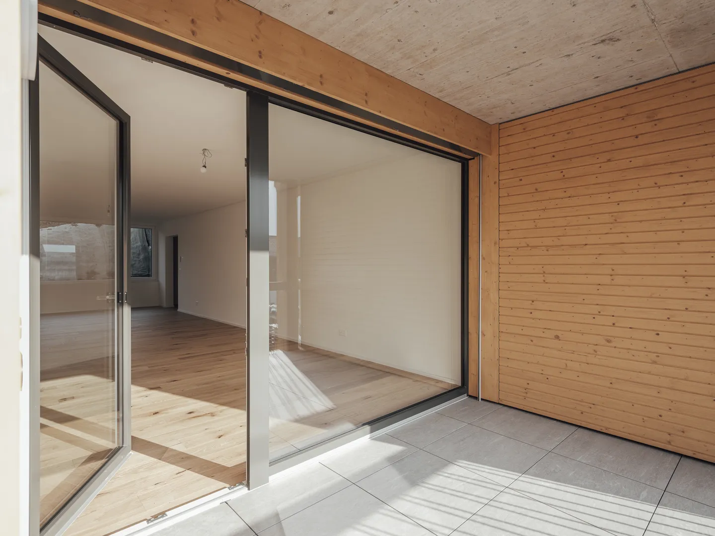 Moderno appartamento di 3,5 stanze con area giardino e panorama montano - Foto 9 di 11