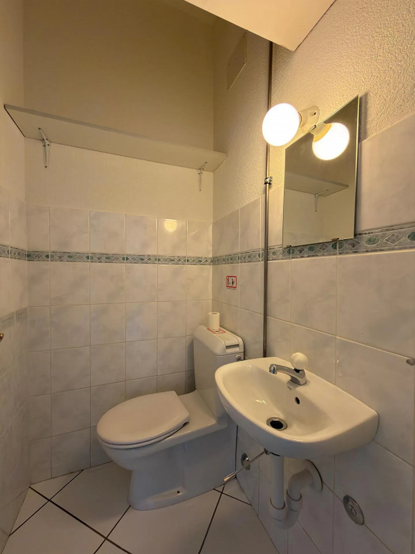 Commercial space on the ground floor with large shop window front - Photo 1 of 9