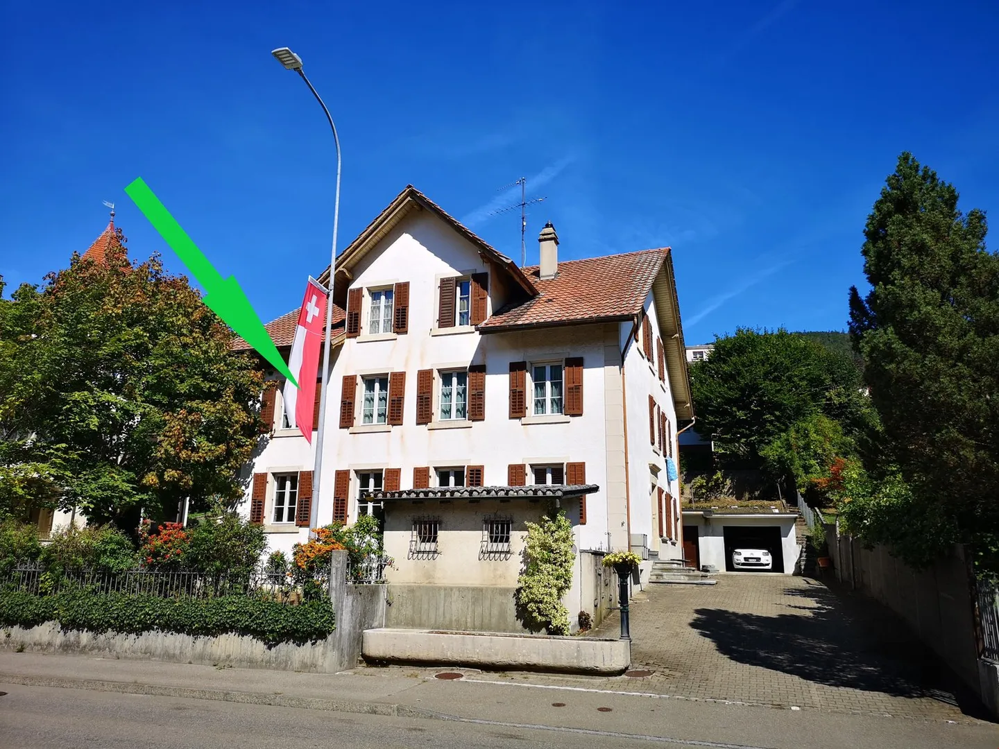 Appartement partiellement rénové, 1er étage, disponible immédiatement - Photo 1 sur 14