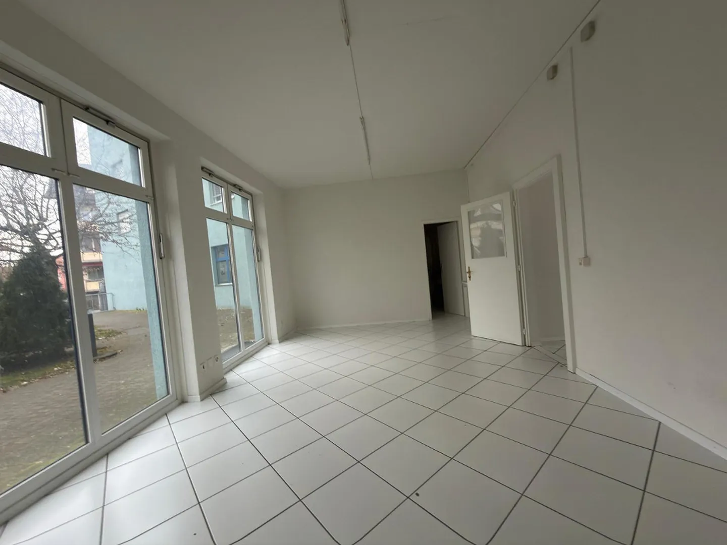 Commercial space on the ground floor with large shop window front - Photo 5 of 9