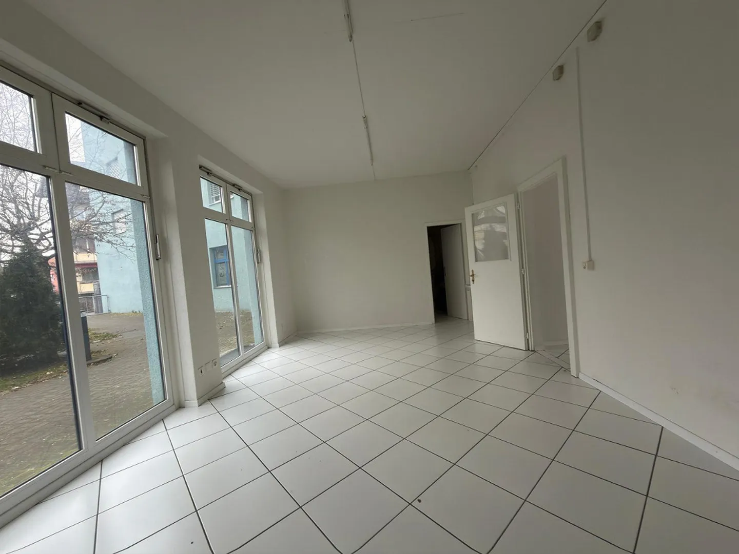 Commercial space on the ground floor with large shop window front - Photo 6 of 9