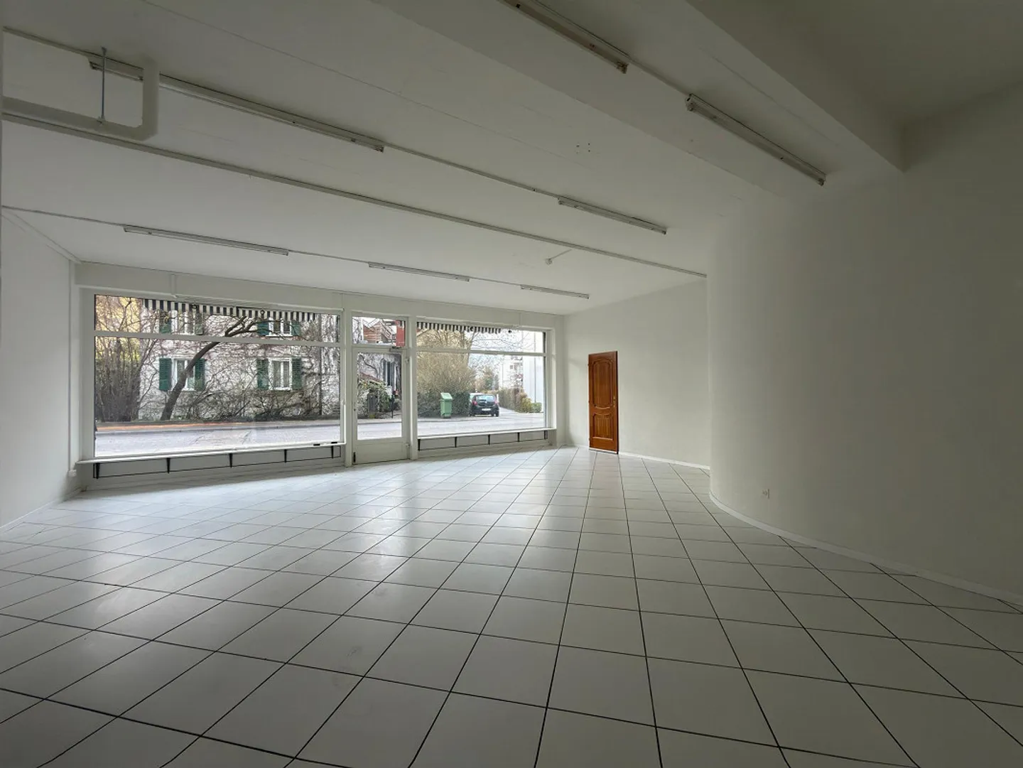 Commercial space on the ground floor with large shop window front - Photo 2 of 9