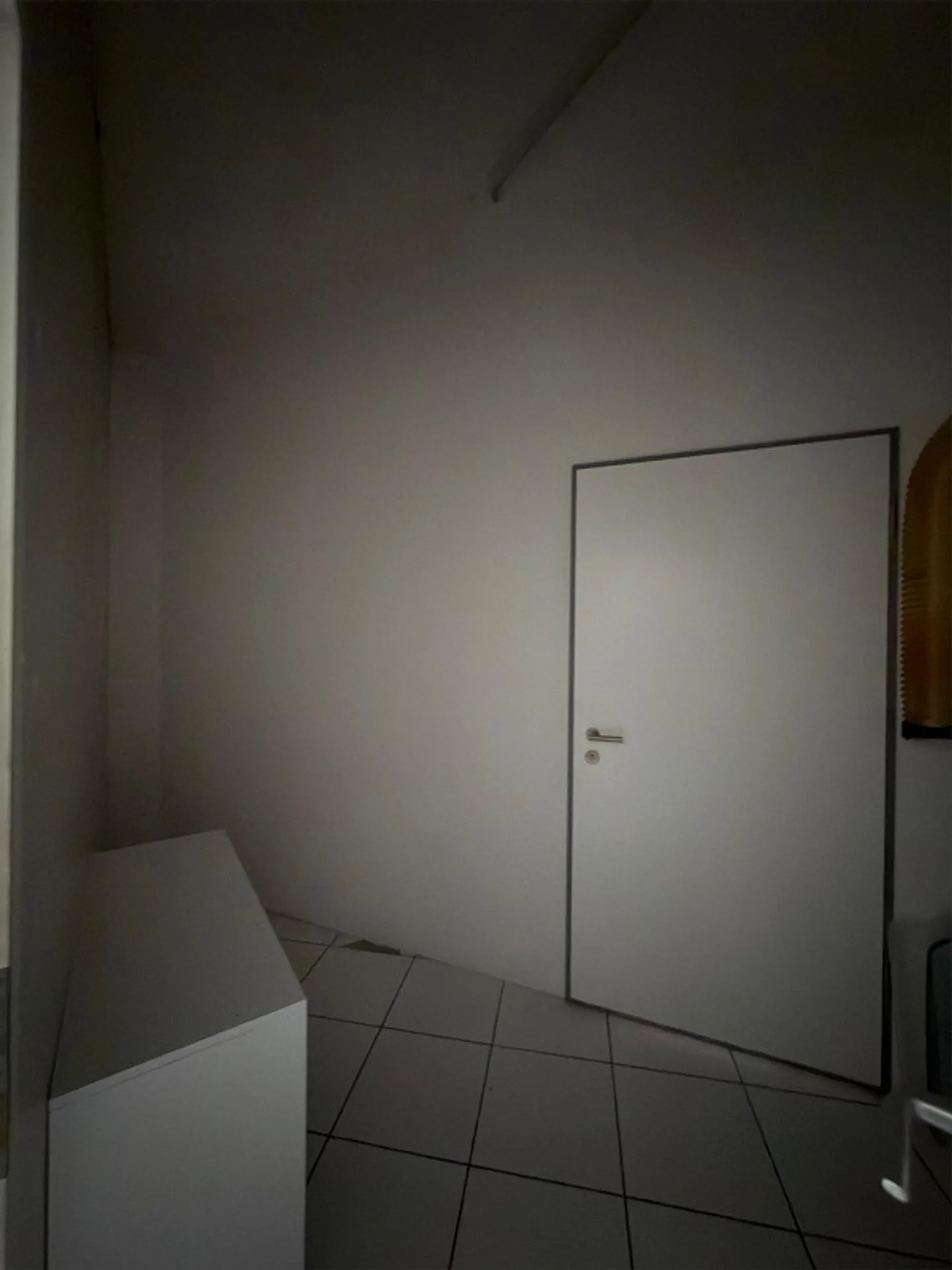 Commercial space on the ground floor with large shop window front - Photo 7 of 9