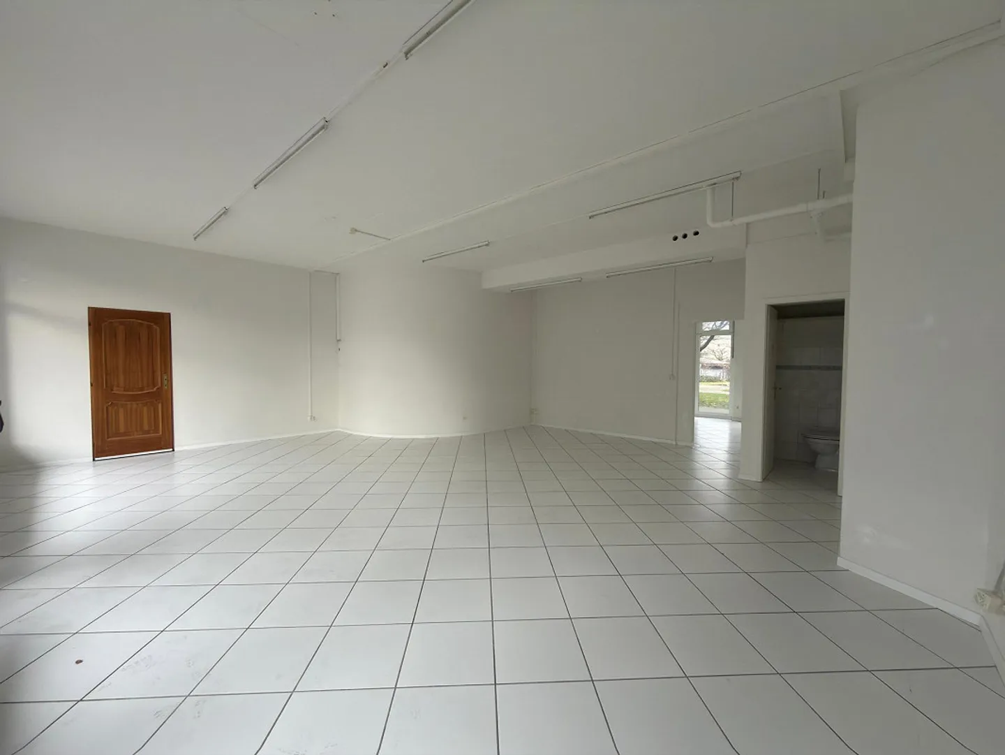 Commercial space on the ground floor with large shop window front - Photo 8 of 9