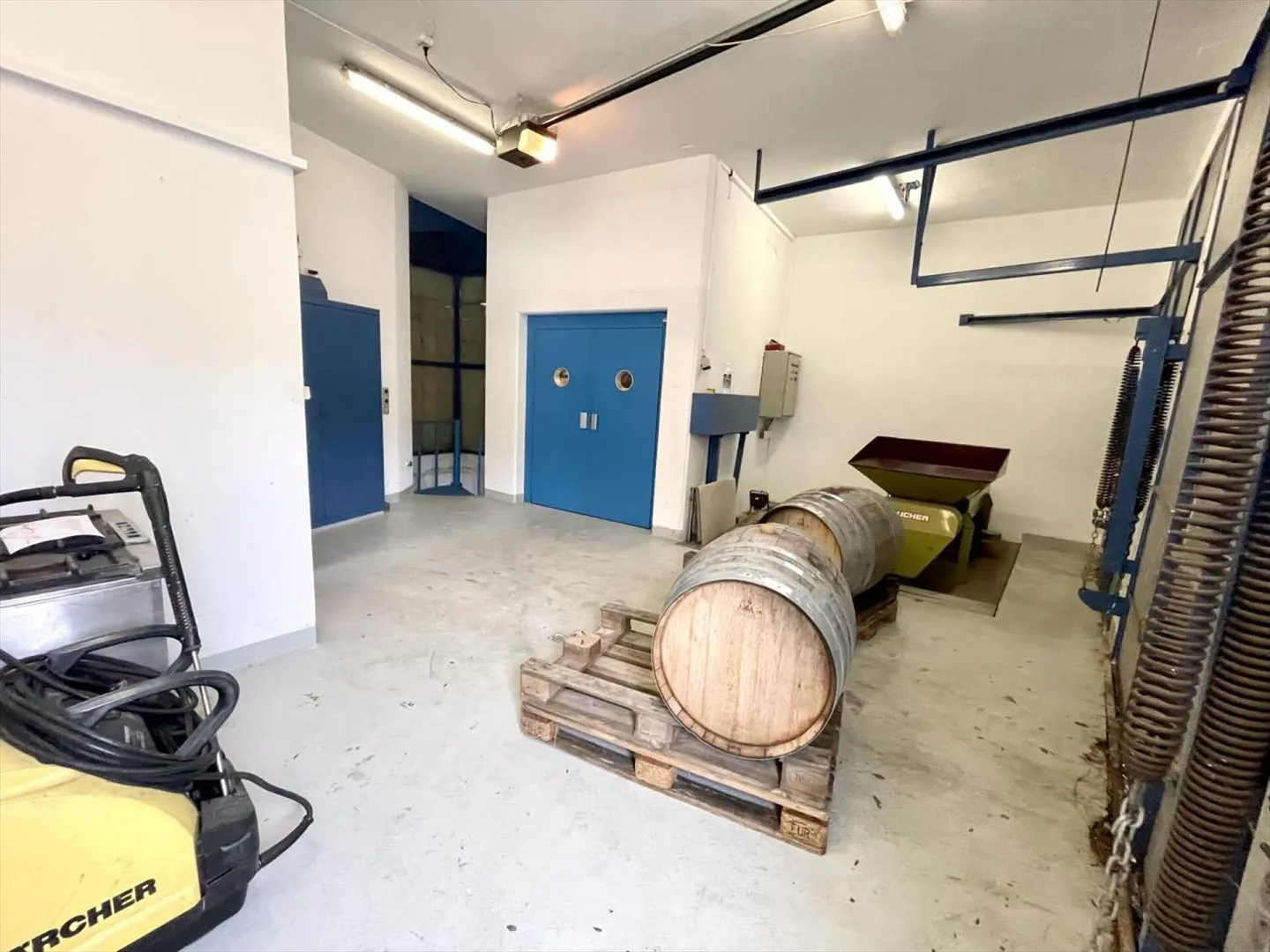 Mixed-use building 10 rooms - Photo 11 of 13