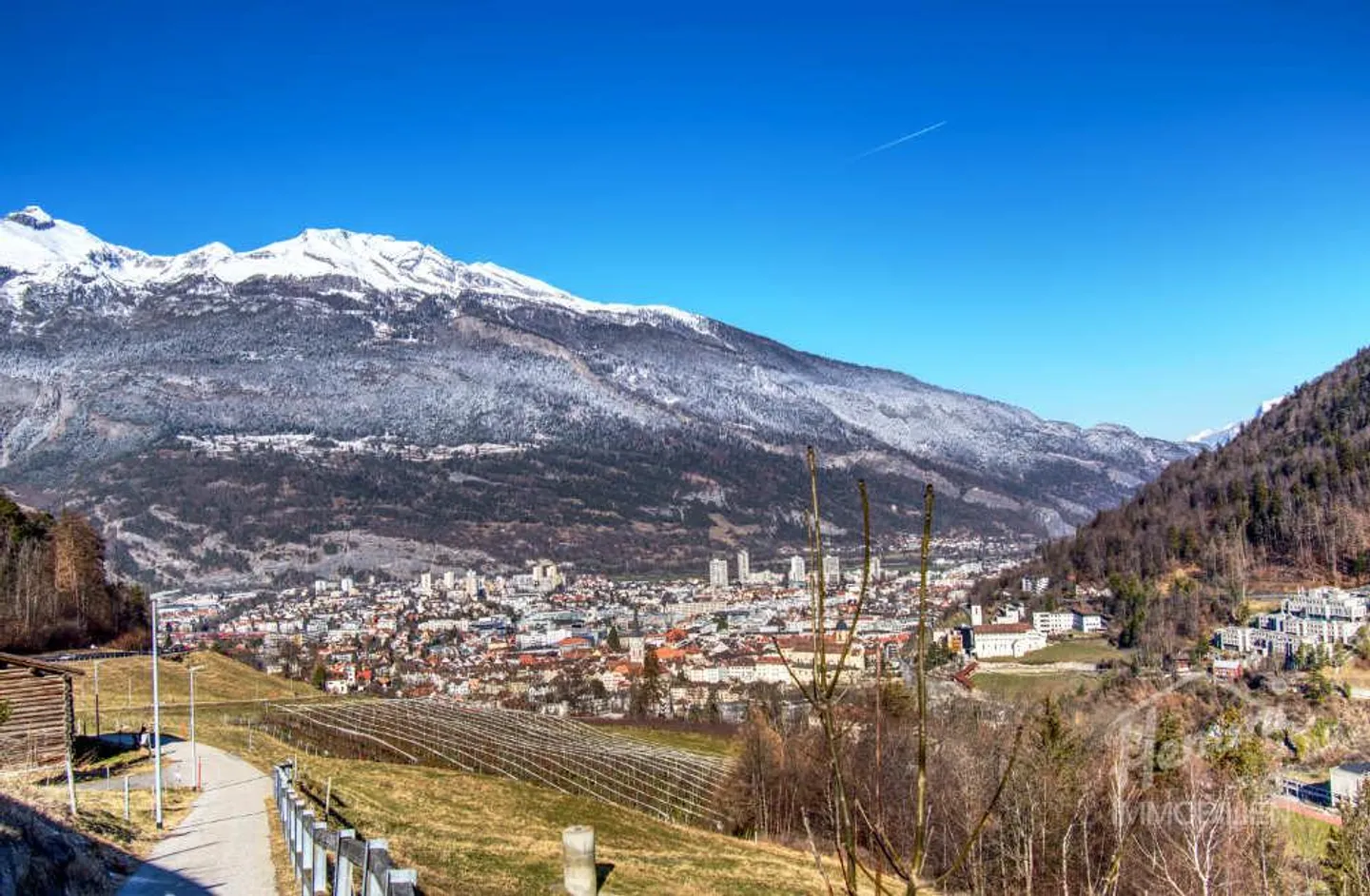 Terrain de 3800 m2 avec 9 Bâtiments Approuvés - Photo 2 sur 8