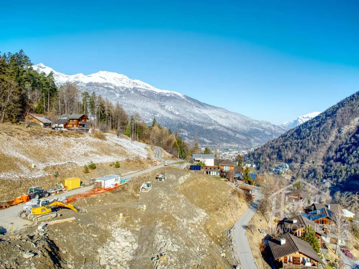 Terrain de 3800 m2 avec 9 Bâtiments Approuvés - Photo 6 sur 8
