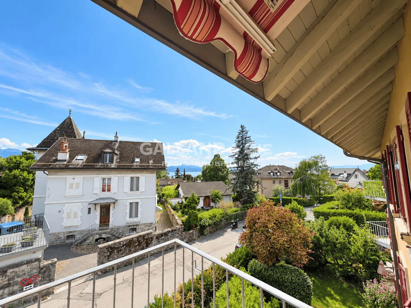 Appartement Charmant avec Vue sur le Lac - Photo 2 sur 5