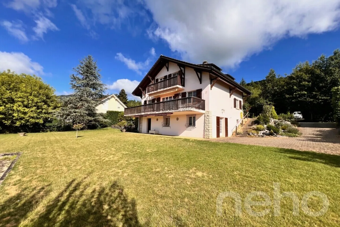 Villa spaziosa con grande potenziale e vista mozzafiato, vicino a Nyon - Foto 3 di 12