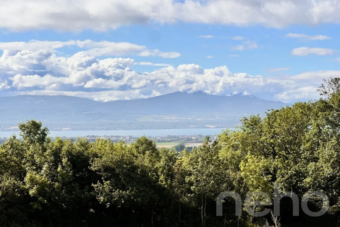 Villa spaziosa con grande potenziale e vista mozzafiato, vicino a Nyon - Foto 1 di 12