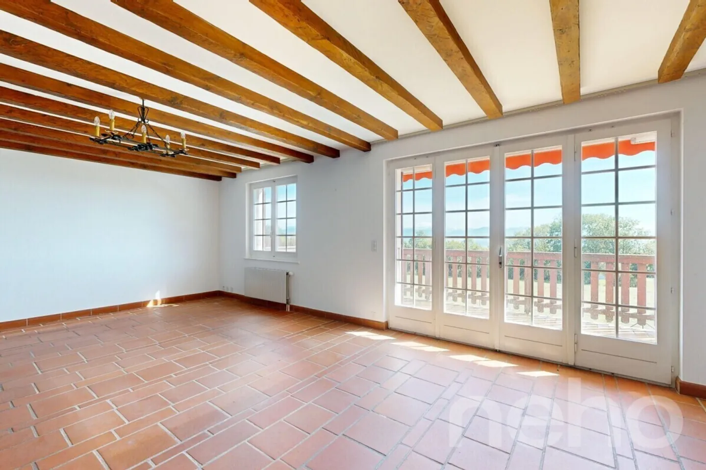 Villa spaziosa con grande potenziale e vista mozzafiato, vicino a Nyon - Foto 5 di 12