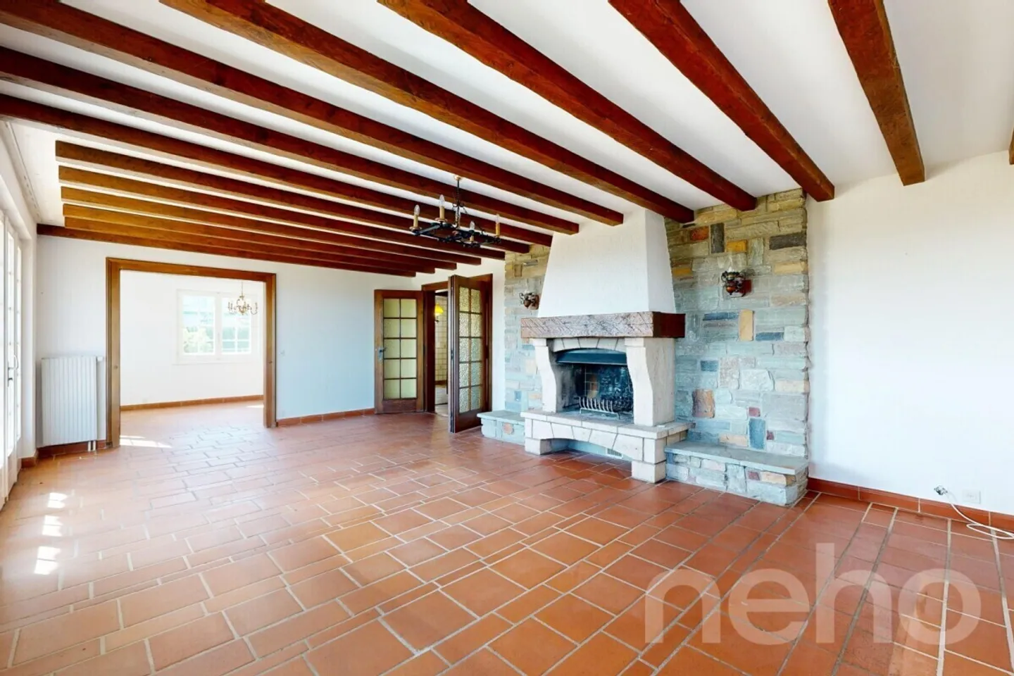 Villa spaziosa con grande potenziale e vista mozzafiato, vicino a Nyon - Foto 4 di 12