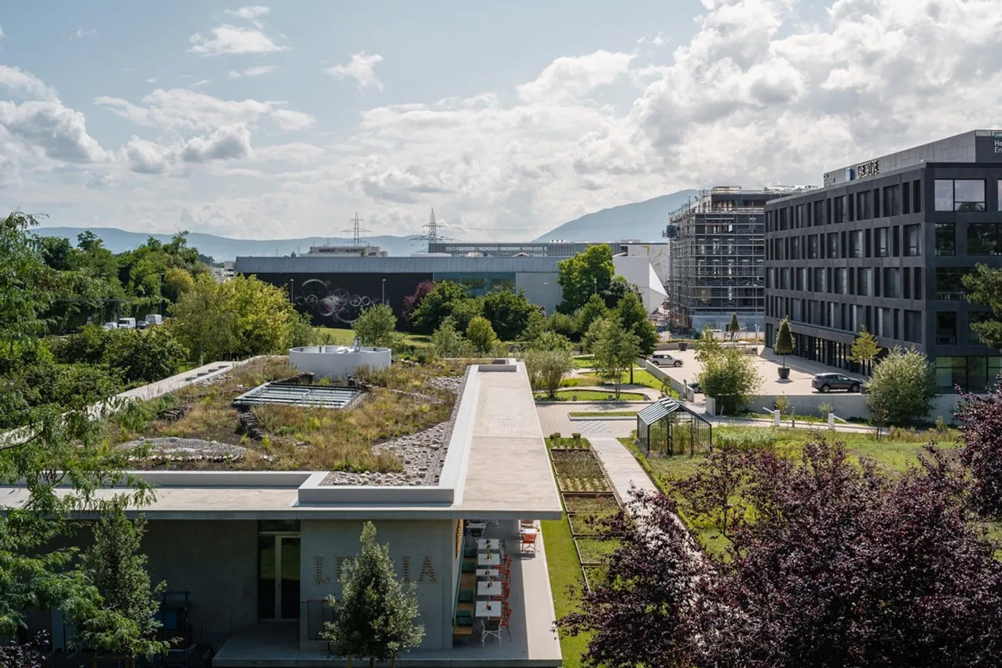 Custom-built new building - Campus the Hive - Photo 4 of 8