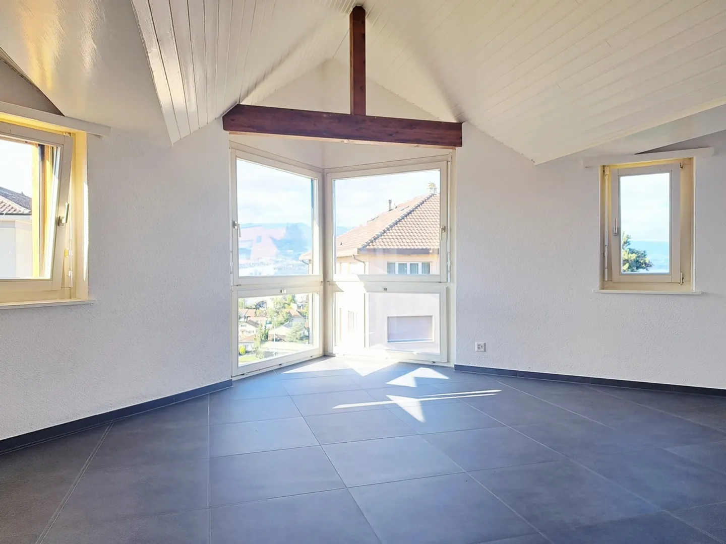ROSIÈRE 2, appartement de 2,5 pièces au dernier étage et rénové - Photo 1 sur 6