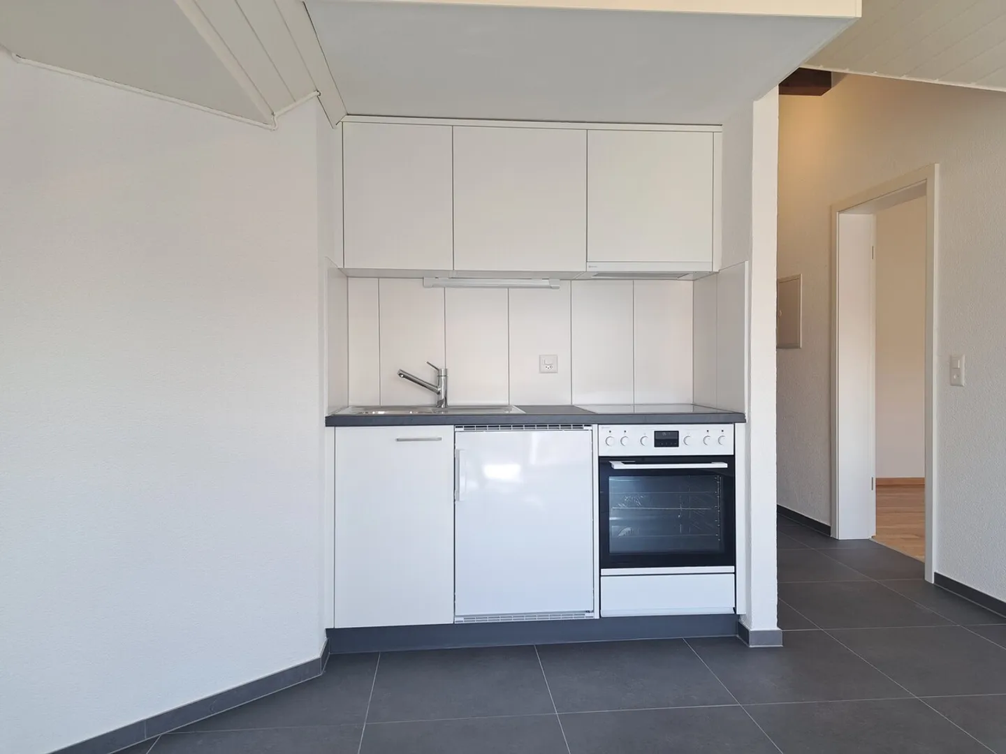 ROSIÈRE 2, appartement de 2,5 pièces au dernier étage et rénové - Photo 2 sur 6