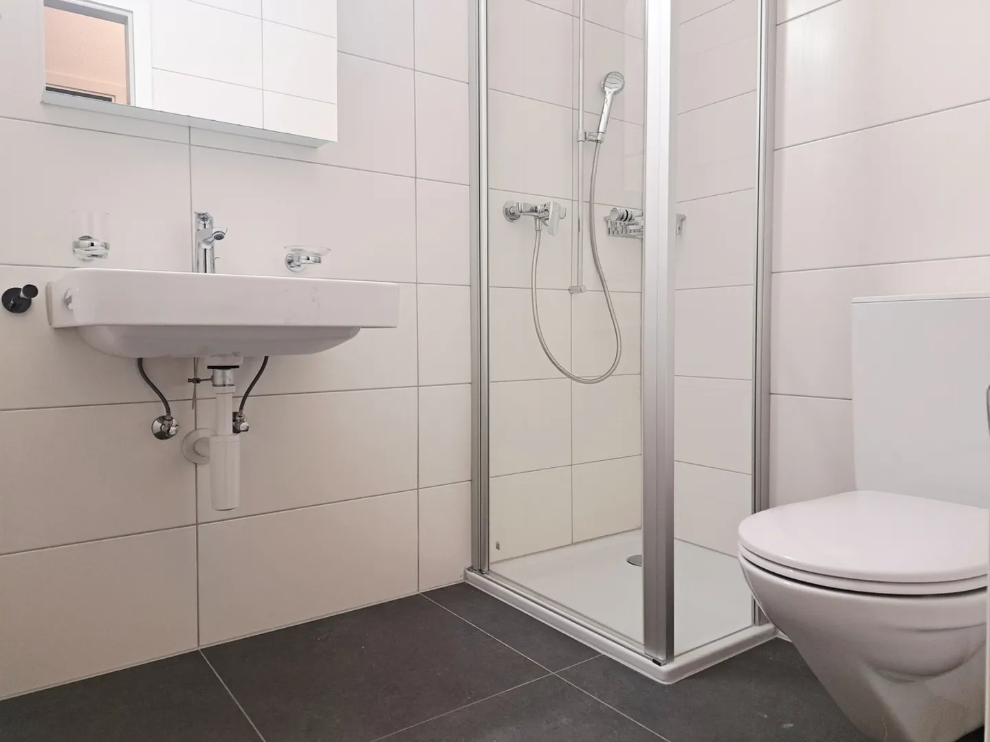 ROSIÈRE 2, appartement de 2,5 pièces au dernier étage et rénové - Photo 3 sur 6