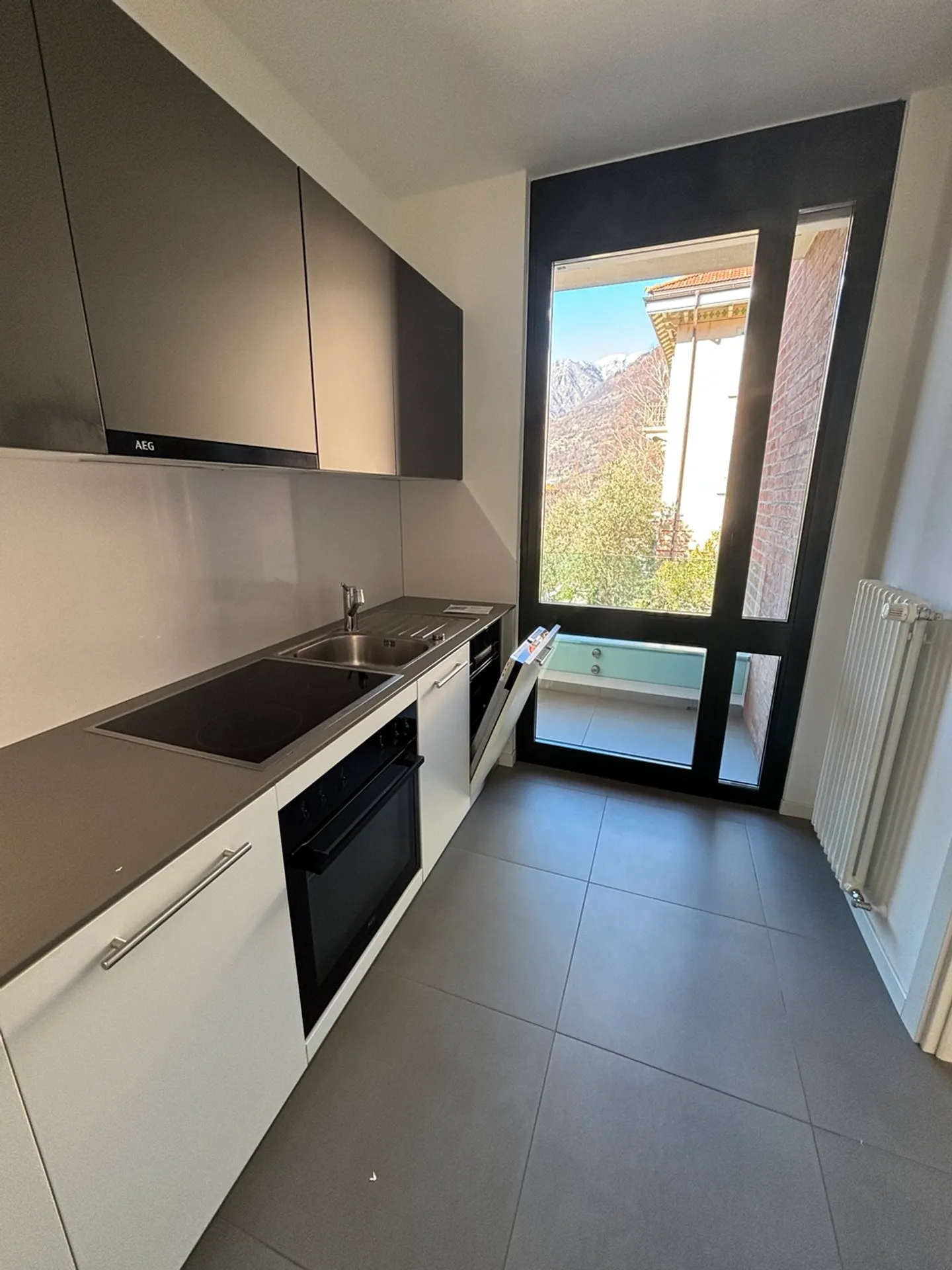 Miete helles 2.5-Zimmer-Wohnung in einem kürzlich renovierten Gebäude - Foto 2 von 10