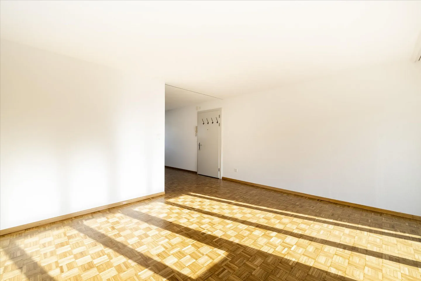 Cozy apartment seeks new tenant! - Photo 3 of 7