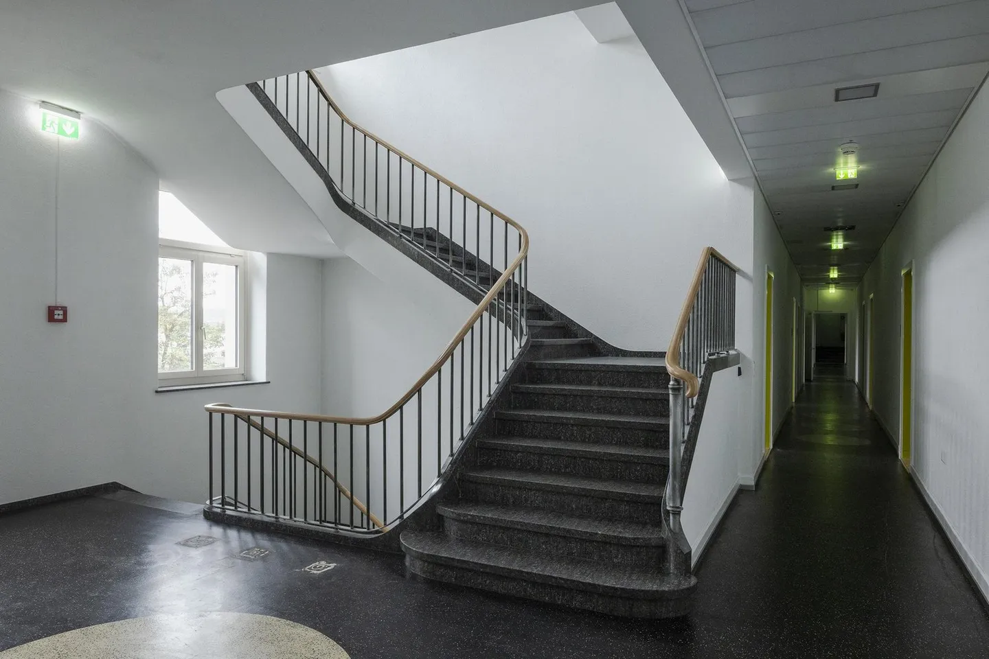 Espaces de bureau dans un excellent micro-emplacement - Photo 3 sur 8