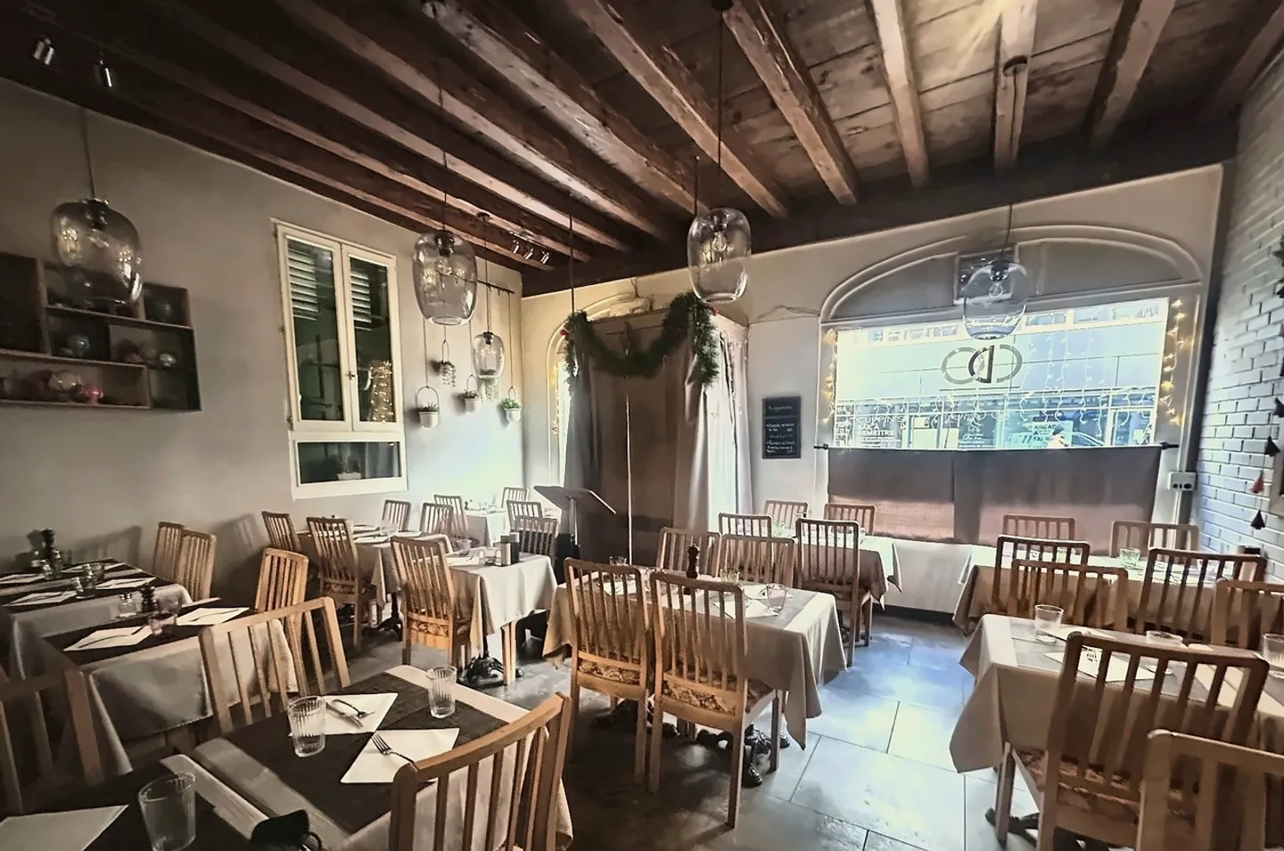Charming Restaurant in Eaux-Vives - Photo 2 of 3