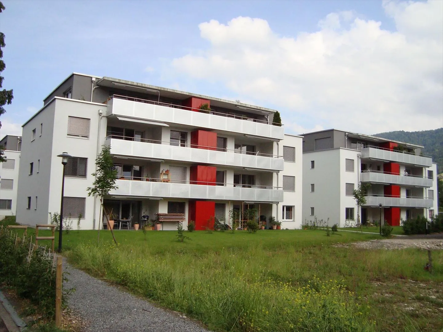 Vivere nel verde in una proprietà moderna - Foto 2 di 4