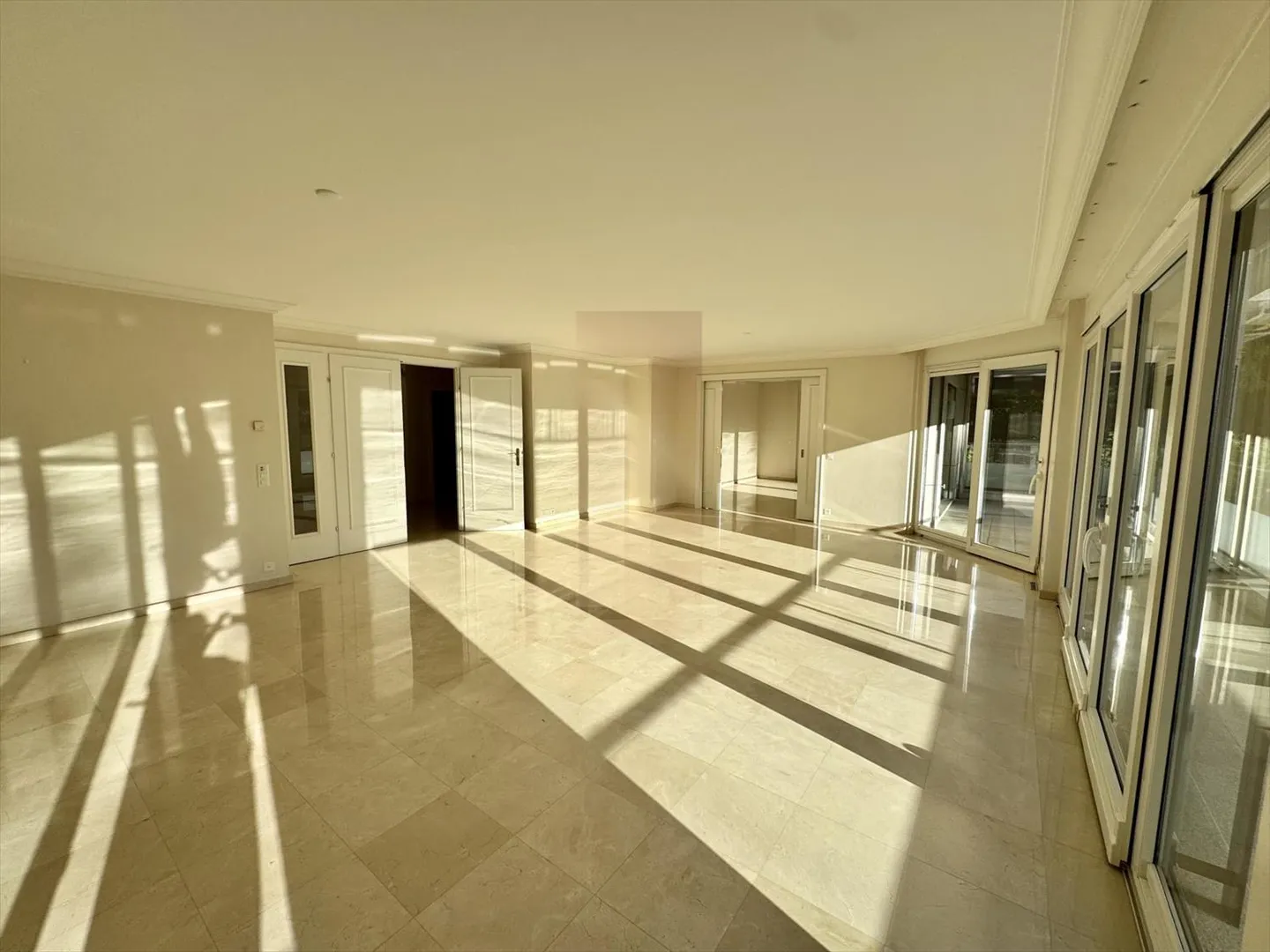 Superb apartment just steps from the city center - Photo 5 of 13