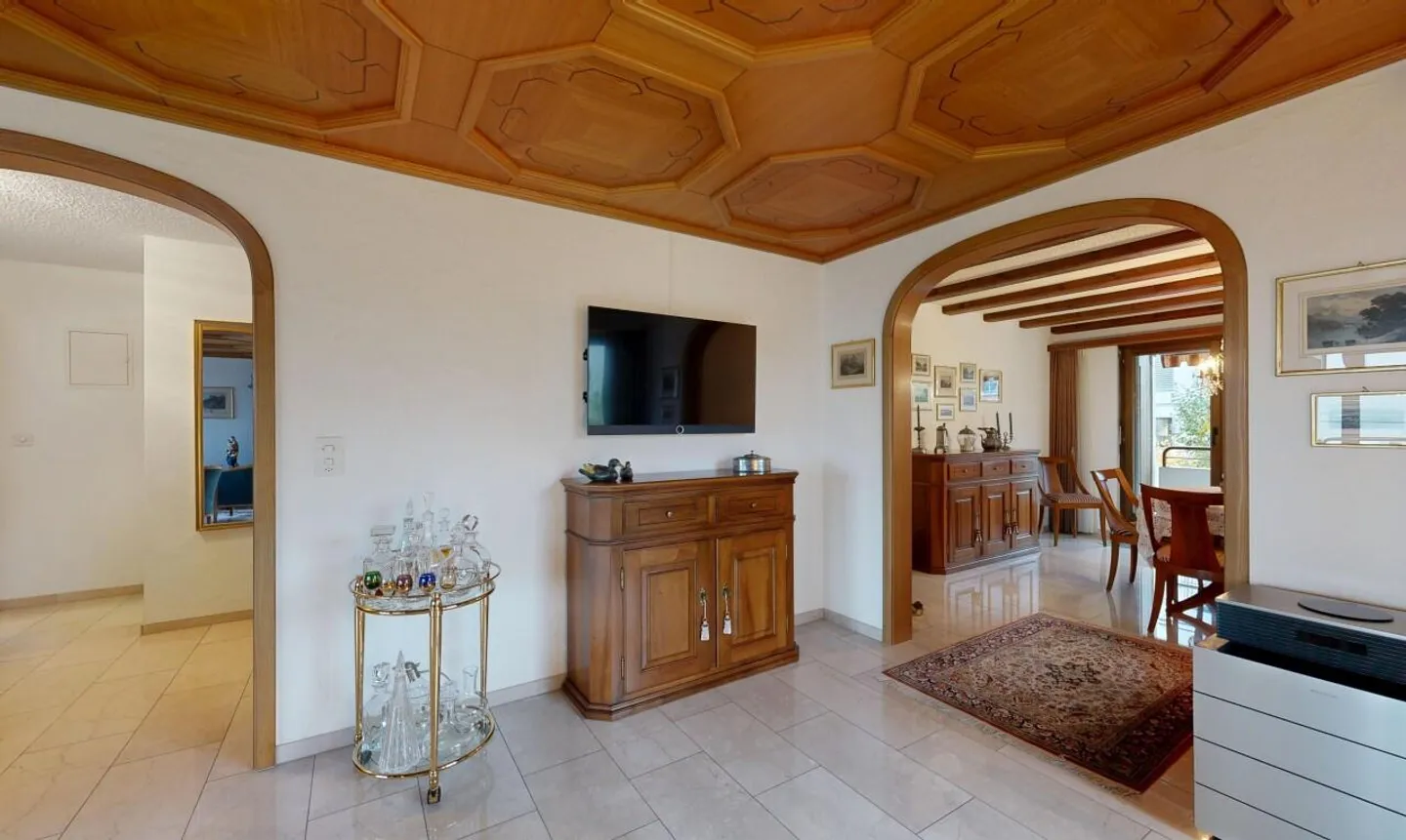 Charming Apartment with Lake View - Photo 4 of 11