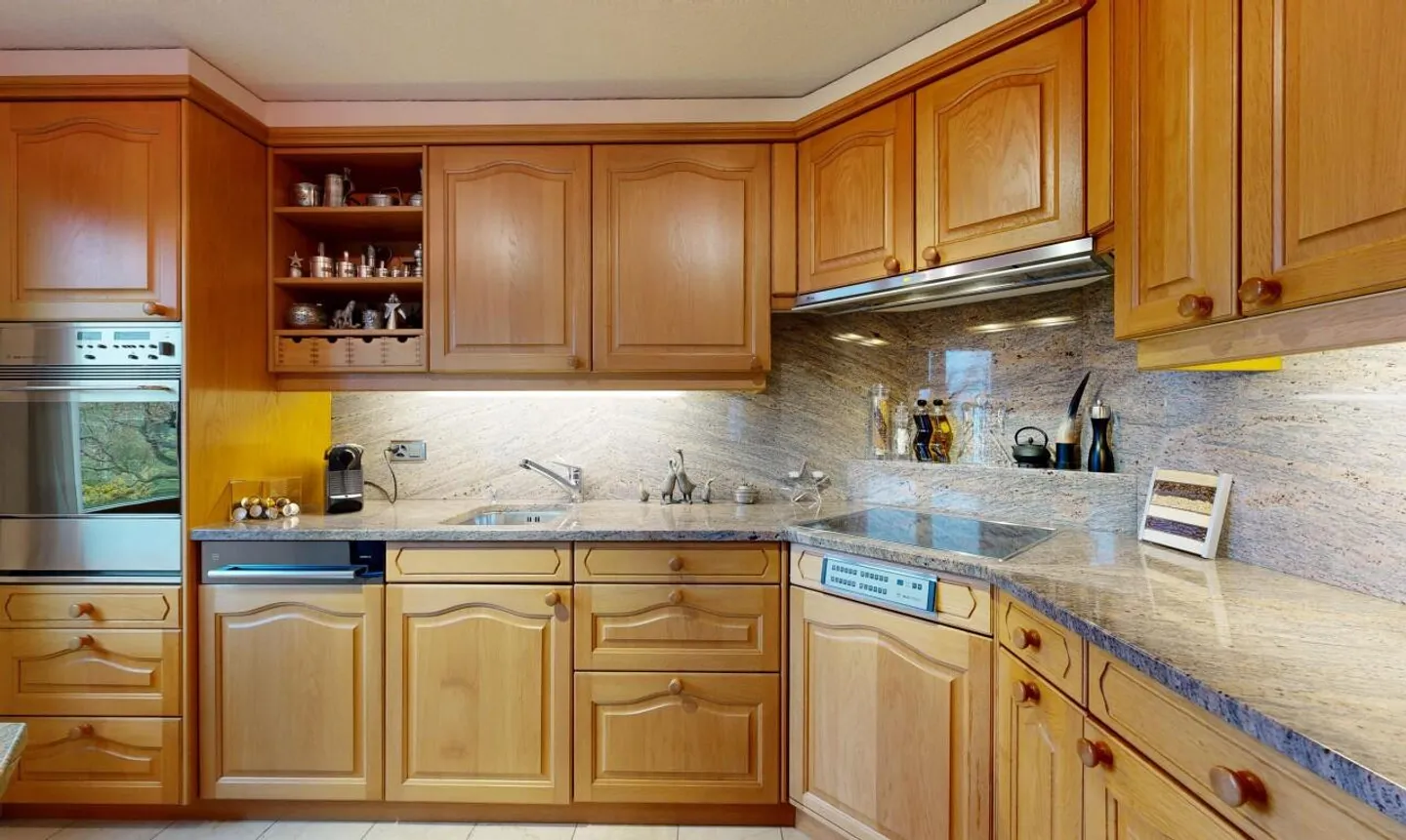 Charming Apartment with Lake View - Photo 5 of 11