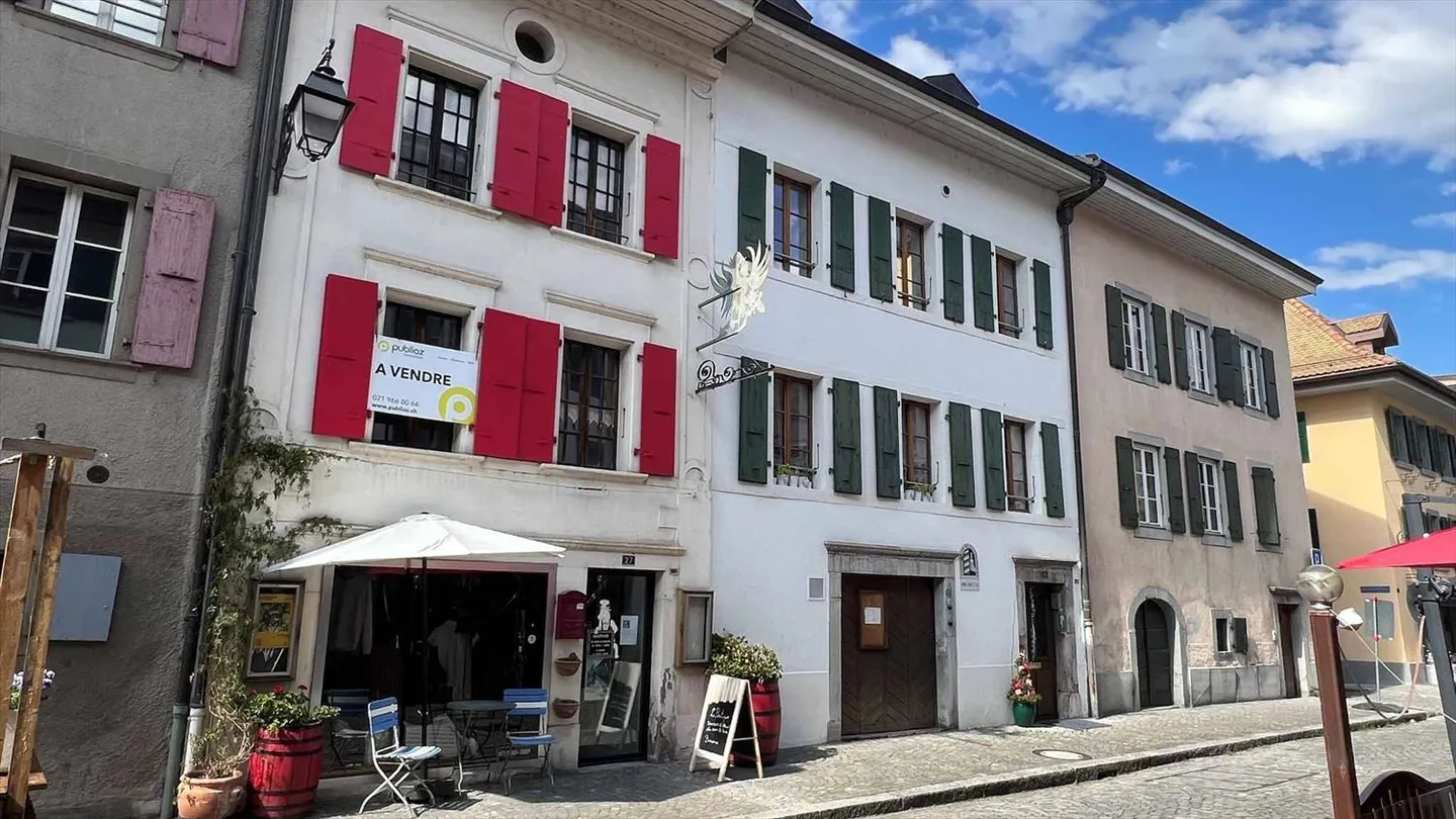 EXKLUSIV: 8,5-Zimmer-Haus in Villeneuve mit Gewerbefläche! - Foto 1 von 9