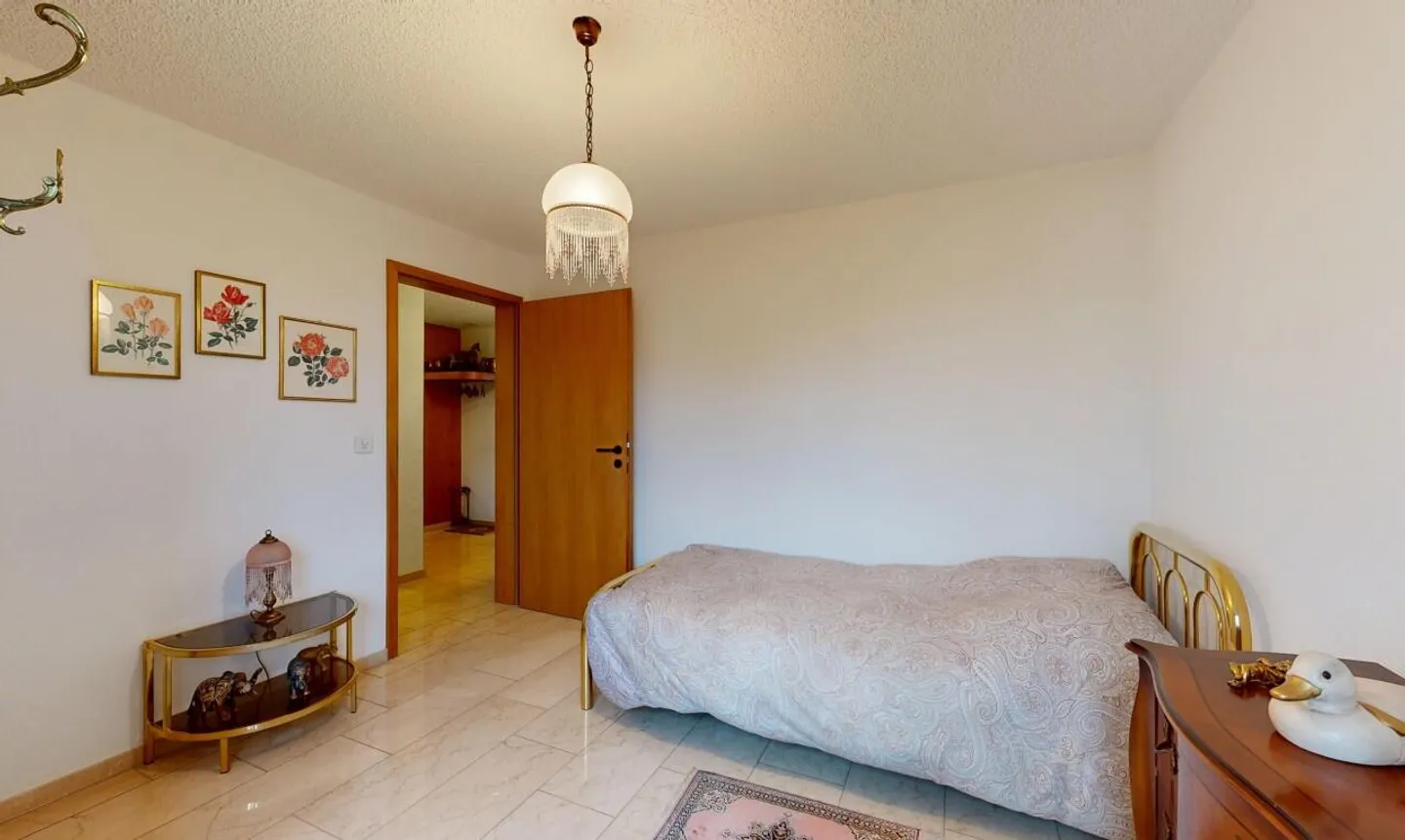 Charming Apartment with Lake View - Photo 9 of 11