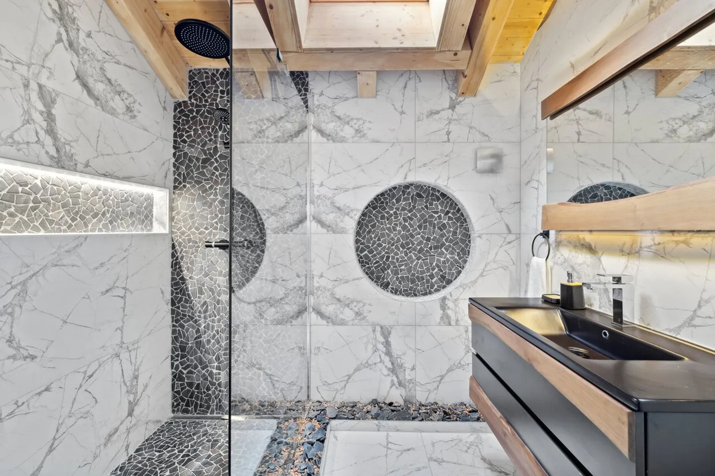 Maison moderne de 6,5 pièces avec jardin - Photo 10 sur 11