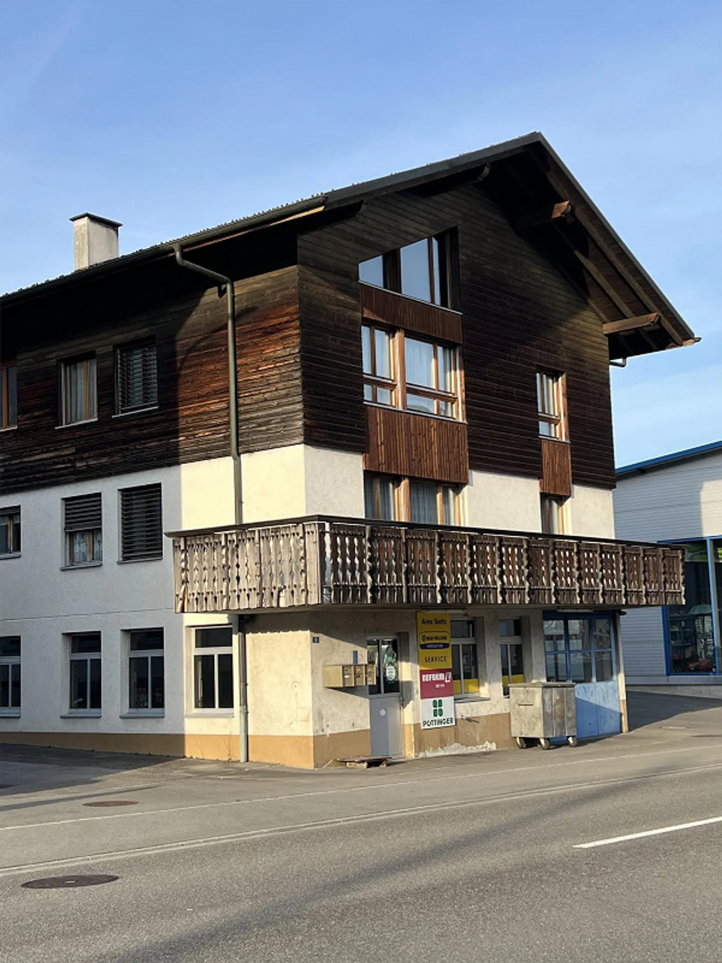 Geräumiges Familienhaus in zentraler Lage - Foto 1 von 13