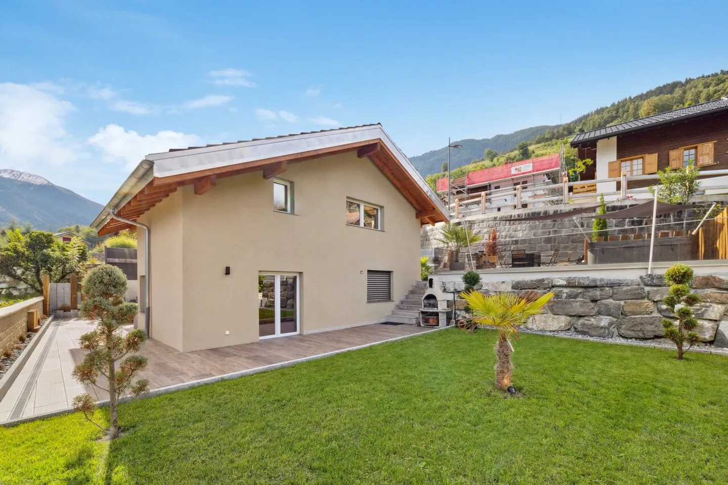 Maison moderne de 6,5 pièces avec jardin - Photo 1 sur 11