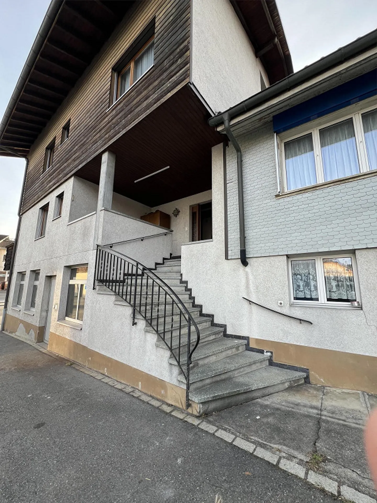 Geräumiges Familienhaus in zentraler Lage - Foto 2 von 13