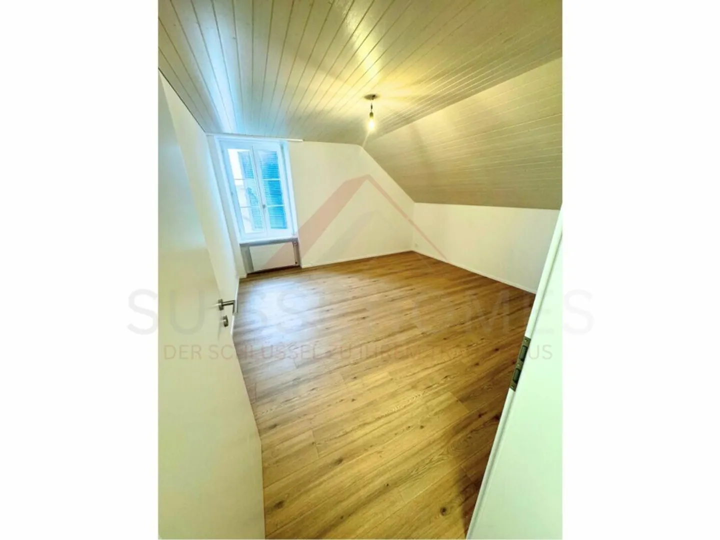 Newly renovated 2.5-room penthouse apartment with washing tower & parking space - Photo 4 of 7