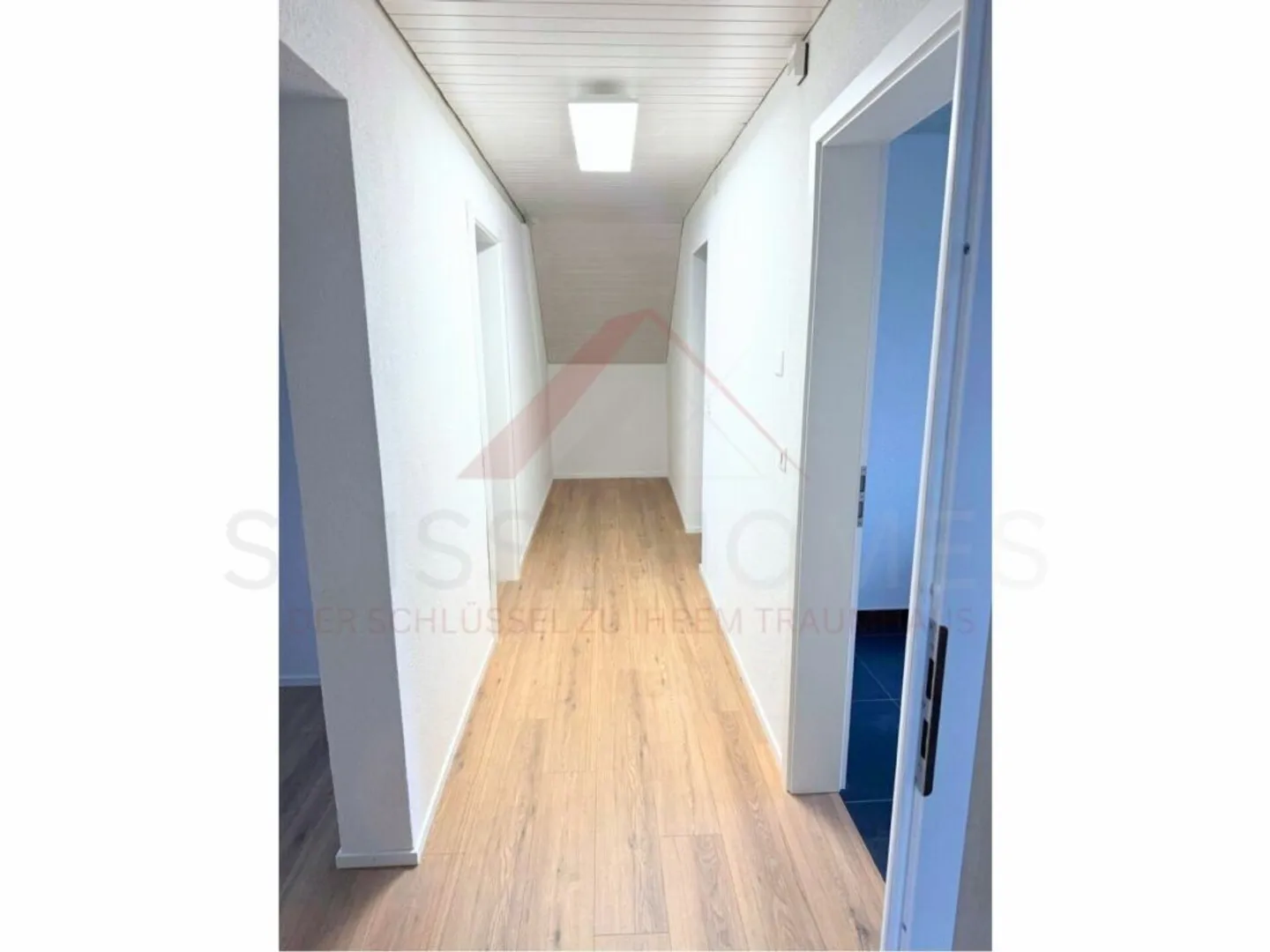 Newly renovated 2.5-room penthouse apartment with washing tower & parking space - Photo 1 of 7