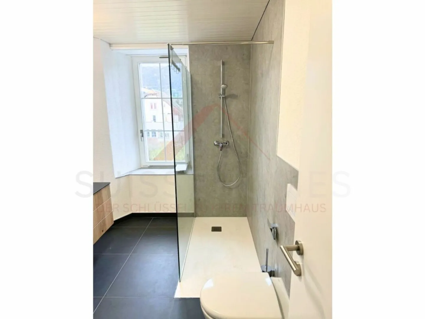 Newly renovated 2.5-room penthouse apartment with washing tower & parking space - Photo 6 of 7
