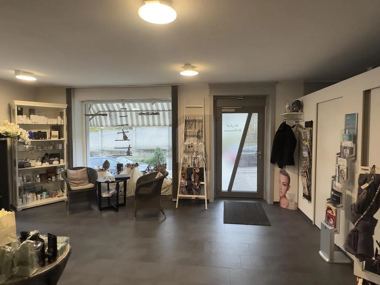 NELLO STILE ART NOUVEAU RAPPRESENTATIVO CON POSTI AUTO - Foto 2 di 6