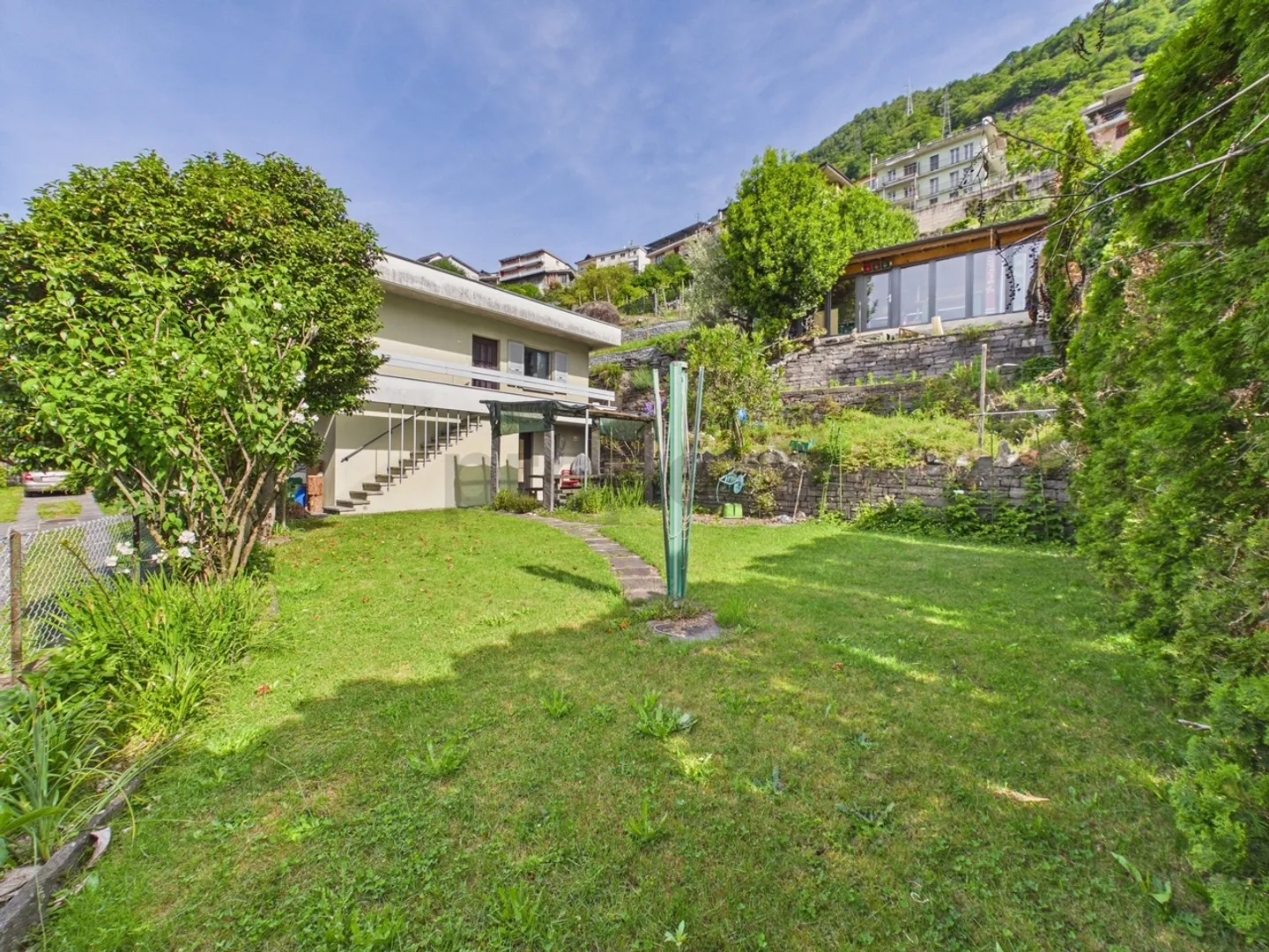 Maison multifamiliale spacieuse avec un grand potentiel à Riazzino - Photo 1 sur 9