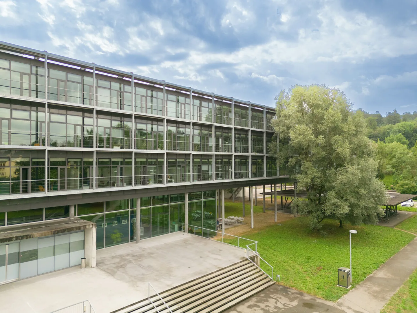 Espace de bureau moderne sur 4 étages - Photo 2 sur 8