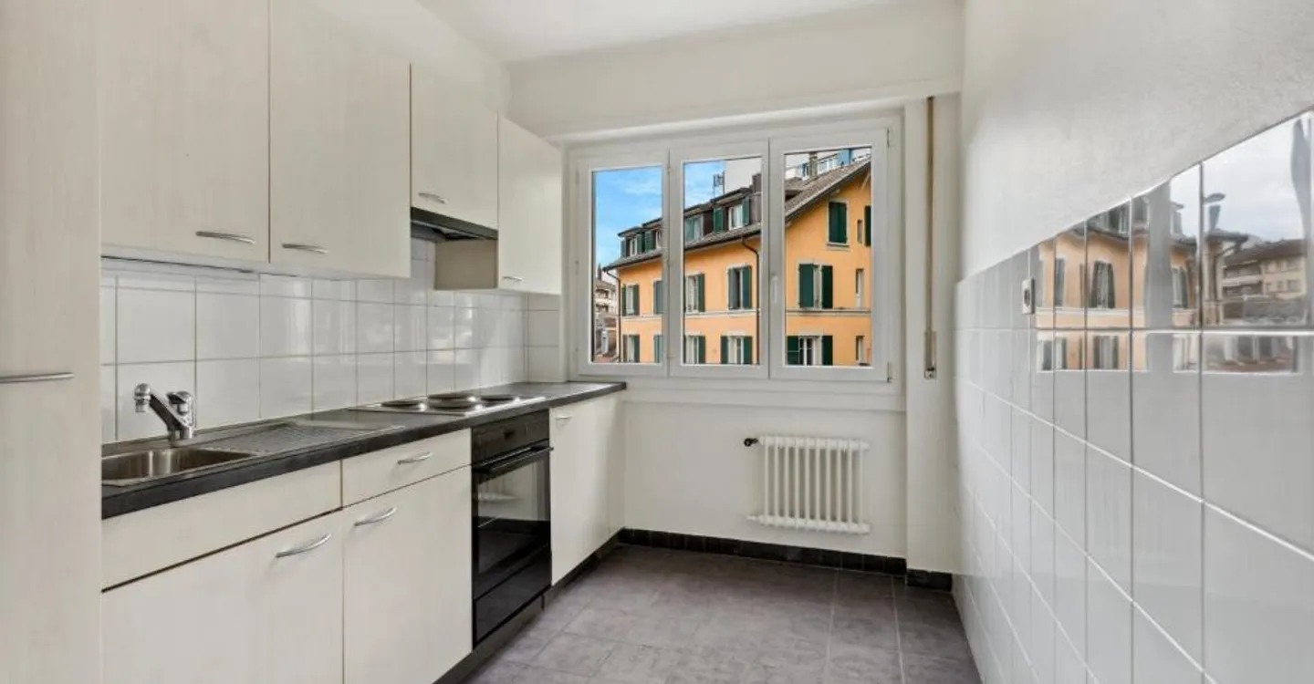 Appartement Charmant Près de Pontaise - Photo 2 sur 5
