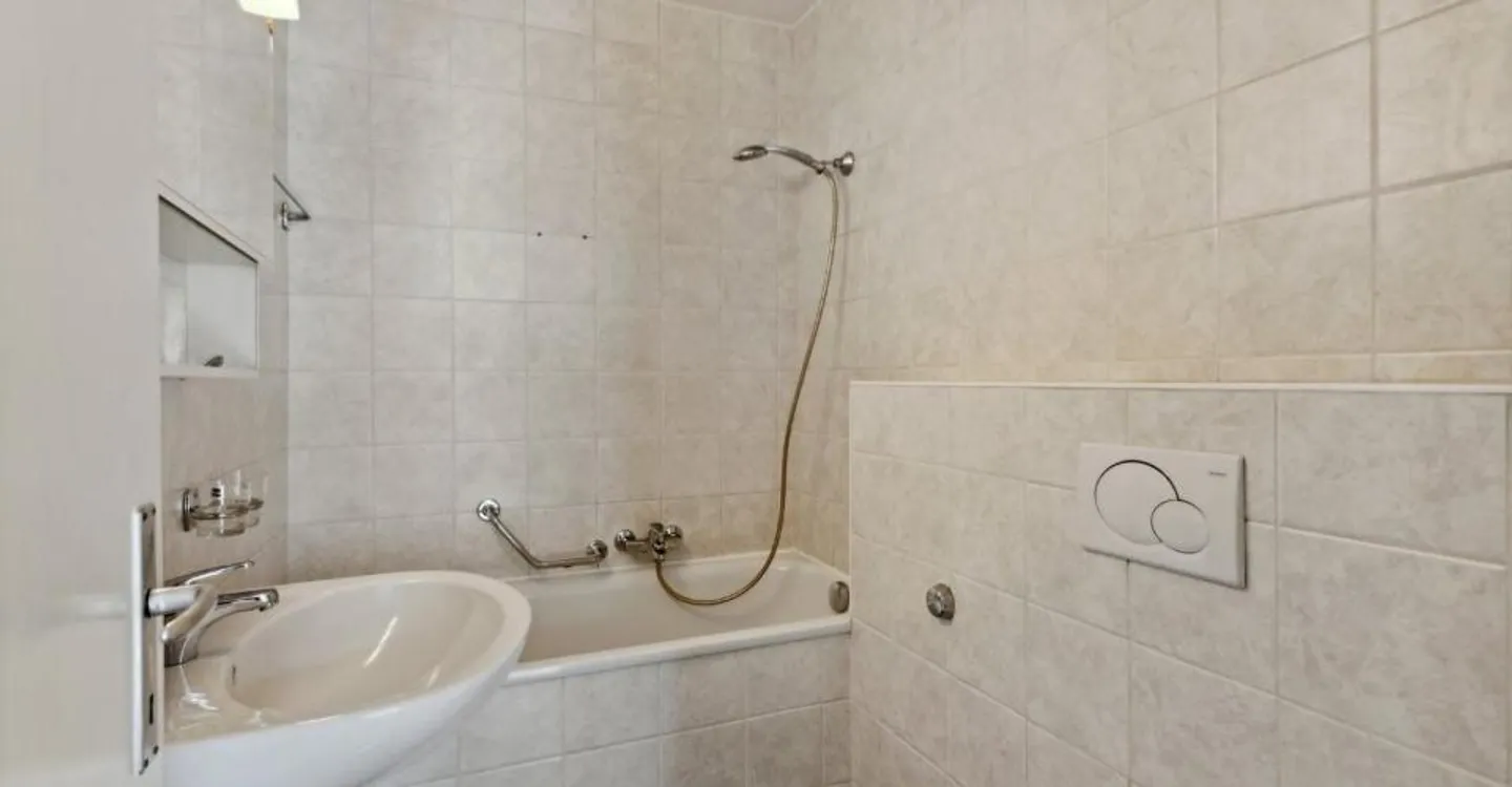 Appartement Charmant Près de Pontaise - Photo 3 sur 5
