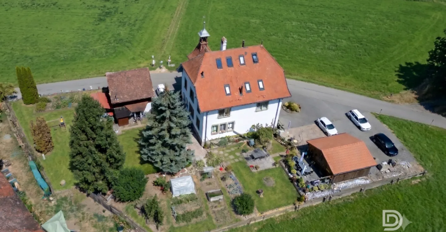 Ehemalige Schule von 1904 komplett renoviert - 3 Wohnungen und Anbau, auf dem Land, 35 Minuten von Lausanne entfernt - Foto 2 von 13