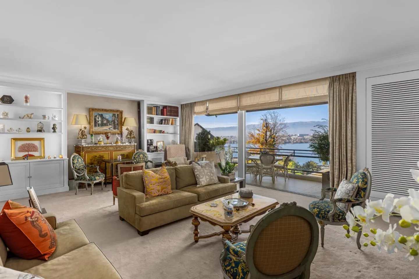 Magnificent apartment with lake view - Photo 3 of 13
