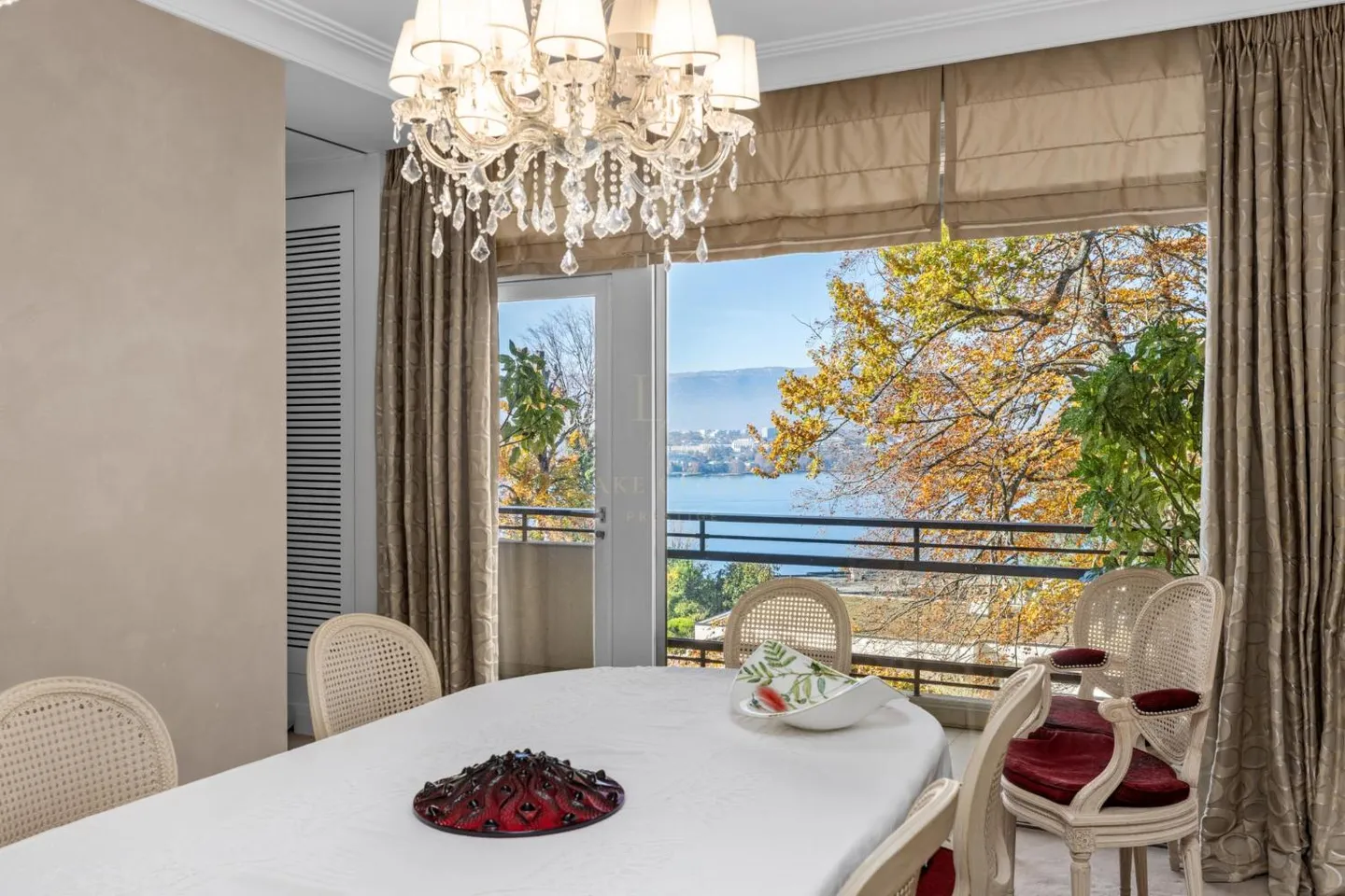 Magnificent apartment with lake view - Photo 8 of 13